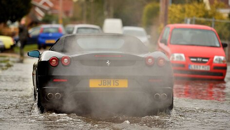 &bdquo;Ferrari&ldquo; automobilis apsemtoje gatvėje