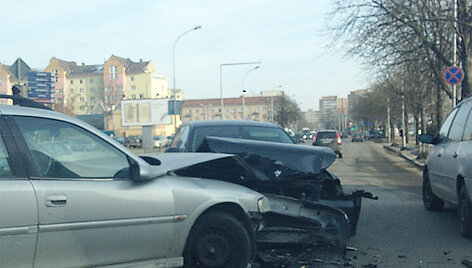 &bdquo;Opel&ldquo; ir BMW avarija Vilniuje
