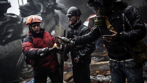 Protestuotojai su Molotovo kokteiliais