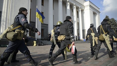Jėgos struktūrų pareigūnai paliko Ukrainos parlamento prieigas
