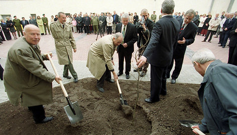 NATO ąžuoliuko sodinimo ceremonija 2004 metais