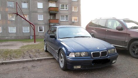 Ant pievos pastatytas BMW automobilis