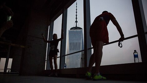 &bdquo;Runyon Up&ldquo; fini&scaron;avę dalyviai mėgaujasi Niujorko vaizdu per 72-ojo auk&scaron;to langą.