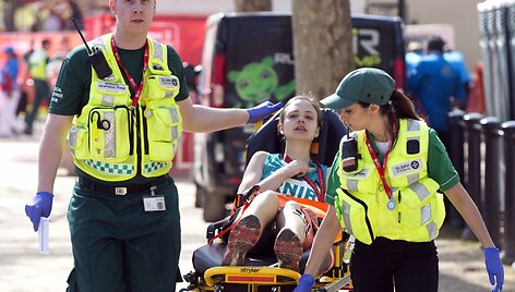 Londono maratoną įveikusi mergina po fini&scaron;o pasijuto negerai.