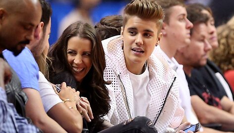 Justinas Bieberis su mama Pattie Mallette stebėjo NBA rungtynes
