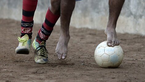 Brazilai futbolą žaidžia ten, kur tik yra vietos.