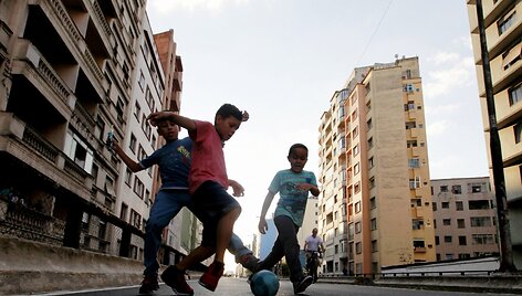 Brazilai futbolą žaidžia ten, kur tik yra vietos.