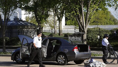 Tikrinamas JAV prezidento Baracko Obamos dukrų kortežą sekęs automobilis.