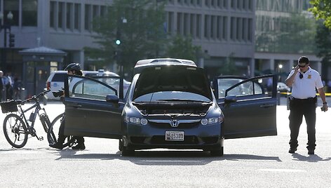 Tikrinamas JAV prezidento Baracko Obamos dukrų kortežą sekęs automobilis.