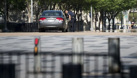 Tikrinamas JAV prezidento Baracko Obamos dukrų kortežą sekęs automobilis.