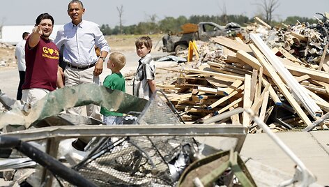Barackas Obama lankėsi tornado nusiaubtame Vilonijos mieste.