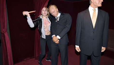 &bdquo;Femen&ldquo; aktyvistė prie Rusijos prezidento Vladimiro Putino va&scaron;kinės figūros 