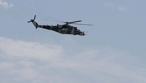 Ukrainos karinis sraigtasparnis vir&scaron; Donecko oro uosto