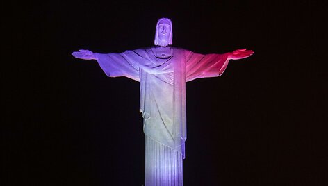Rio de Žaneire Anglijos vėliavos spalvomis ap&scaron;viesta Kristaus statula