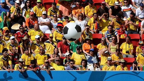 Žiūrovai į aik&scaron;tė i&scaron;metė didžiulį pripučiamą futbolo kamuolį.