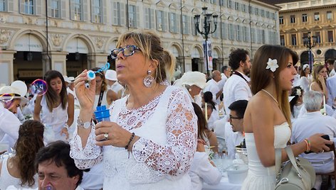 Baltais drabužiais apsirengusių žmonių pietūs San Karlo aikštėje, Turine.