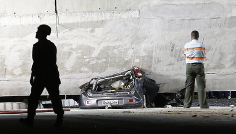 Brazilijoje ant automobilio nukritęs viadukas