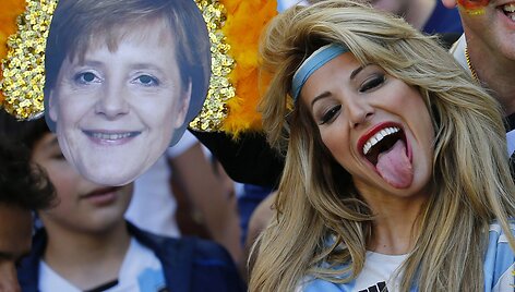 Argentinos futbolo sirgalė &scaron;alia Vokietjos kanclerės Angelos Merkel kaukės