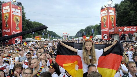 Vokietijos futbolo sirgaliai laukia sugrįžtančių pasaulio čempionų.
