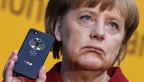 Angela Merkel su „BlackBerry Z10“ mobiliuoju telefonu (2013 m.)