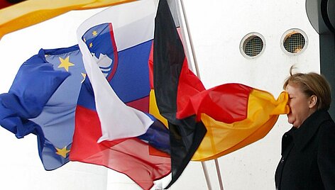 Vokietijos vėliava glosto Angelos Merkel veidą (2006 m.)