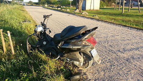 Motoroleris po avarijos Tauragės rajone 