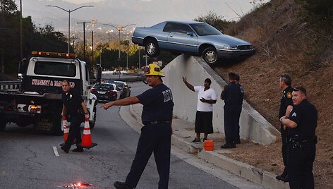 Automobilis ant atraminės betono sienos