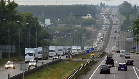 Rusijos humanitarinės pagalbos sunkvežimių kolona.