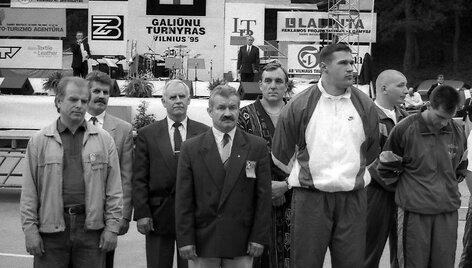 Virgilijus Alekna galiūnų varžybose 1995 metais