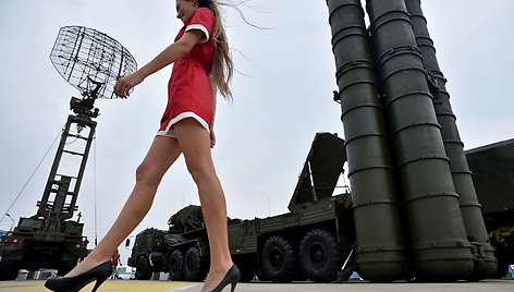 Mergina karinėje parodoje „Oboronexpo-2014“, prie oro gynybos sistemos „S-400 Triumf“