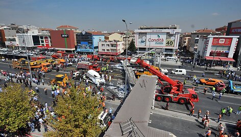Turkijoje sugriuvęs pėsčiųjų tiltas