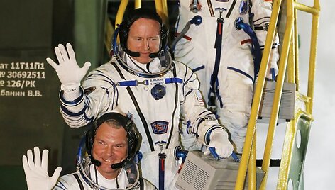 Kosmonautė Jelena Serova, astronautas Barry Wilmoreas ir kosmonautas Aleksandras Samokutiajevas
