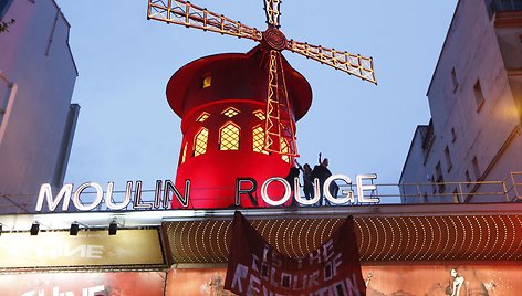 „Femen“ protestas ant „Moulin Rouge“ stogo