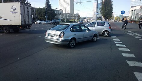 Vilniuje, Konstitucijos pr. susidūrė lengvasis automobilis ir autobusas