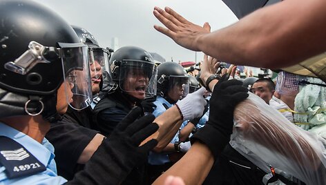 Policininkai ir protestuotojai Honkonge