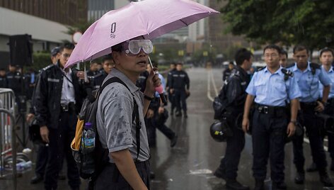 Protestuotojai netoli policininkų Honkonge