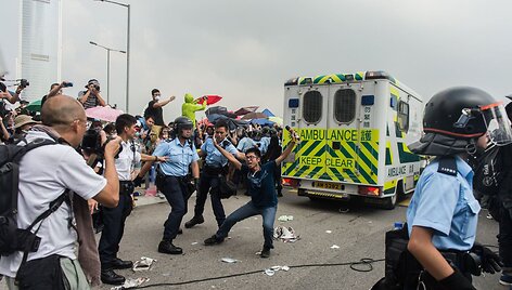 Policininkai ir protestuotojai Honkonge