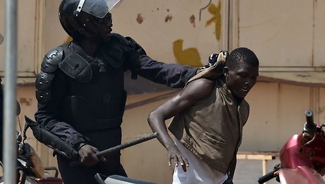 Burkina Faso sostinėje policininkas sulaikė protestuotoją