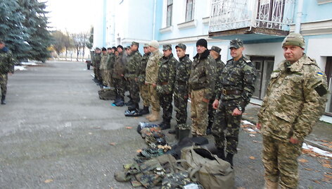 Lietuvos kariuomenės i&scaron;minuotojas perdavė labdaros siuntą Ukrainos kolegoms