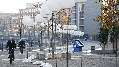 Buvusios Berlyno sienos vietoje pastatyti balionai (2014 m. lapkričio 7 d.)