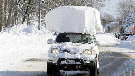 Vairuotojas patingėjo nukasti sniegą nuo savo automibilio stogo