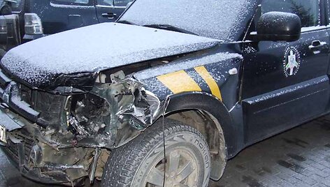 Pasieniečių automobilis, kurį taranavo sprunkantys kontrabandininkai 