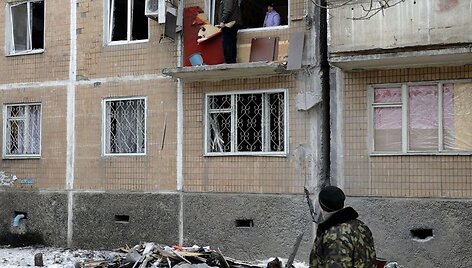 Donecke per ap&scaron;audymus artilerijos sviediniais apgadintas daugiabutis