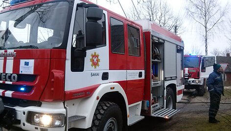 Gaisrinės prie daugiabučio