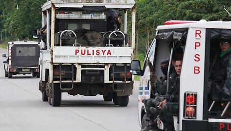 Filipinų policija i&scaron;veža žuvusių kolegų kūnus