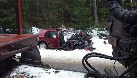 „VW Golf“ ir sunkvežimio avarija kelyje Rūdninkai-Jašiūnai