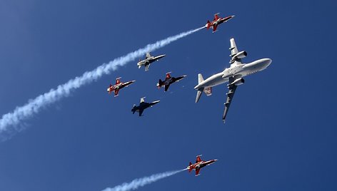 Šveicarijos oro pajėgų akrobatų komandos „Patrouille Suisse“ lydimas lėktuvas „Airbus A320“ 