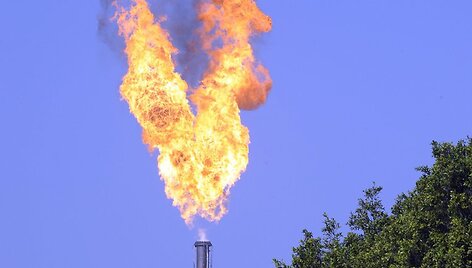 &bdquo;ExxonMobil&ldquo; naftos perdirbimo gamykloje po sprogimo padidėjo liepsna i&scaron; kamino