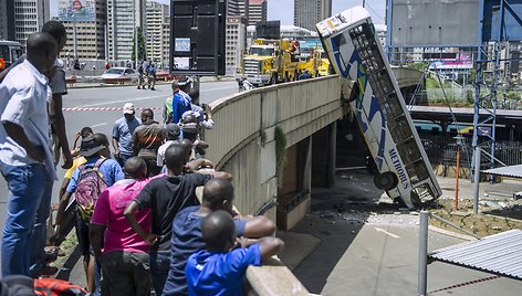 Johanesburge nuo tilto nulėkęs autobusas 