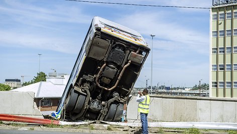 Johanesburge nuo tilto nulėkęs autobusas 